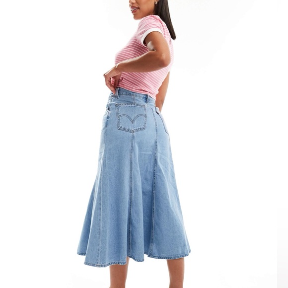 Levi's Dresses & Skirts - NWT Levi’s FIT AND FLARE SKIRT denim medium light wash 27